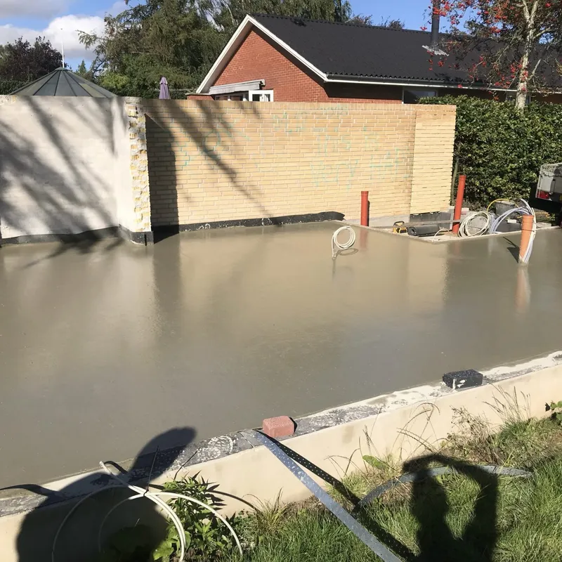 Nystøbt gulv i rå beton under udførelse